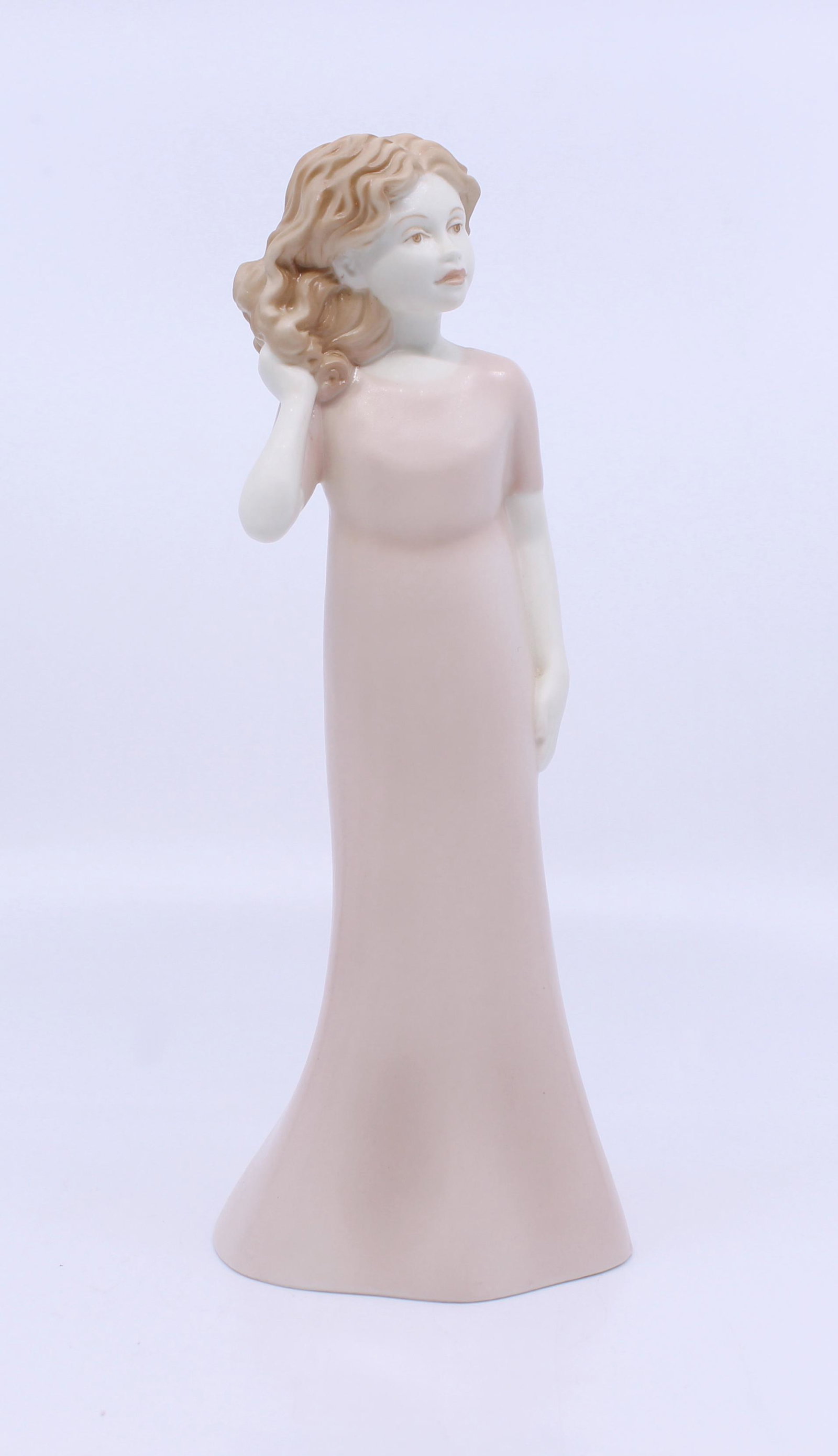 Royal Worcester Figurine Pretty as a Picture: Royal Worcester Figurine Pretty as a Picture Royal Worcester. Made in England Pretty as a Picture First quality black backstamp. Height: 20 cm / 7 3/4 in Modelled by Richard Moore Very good c