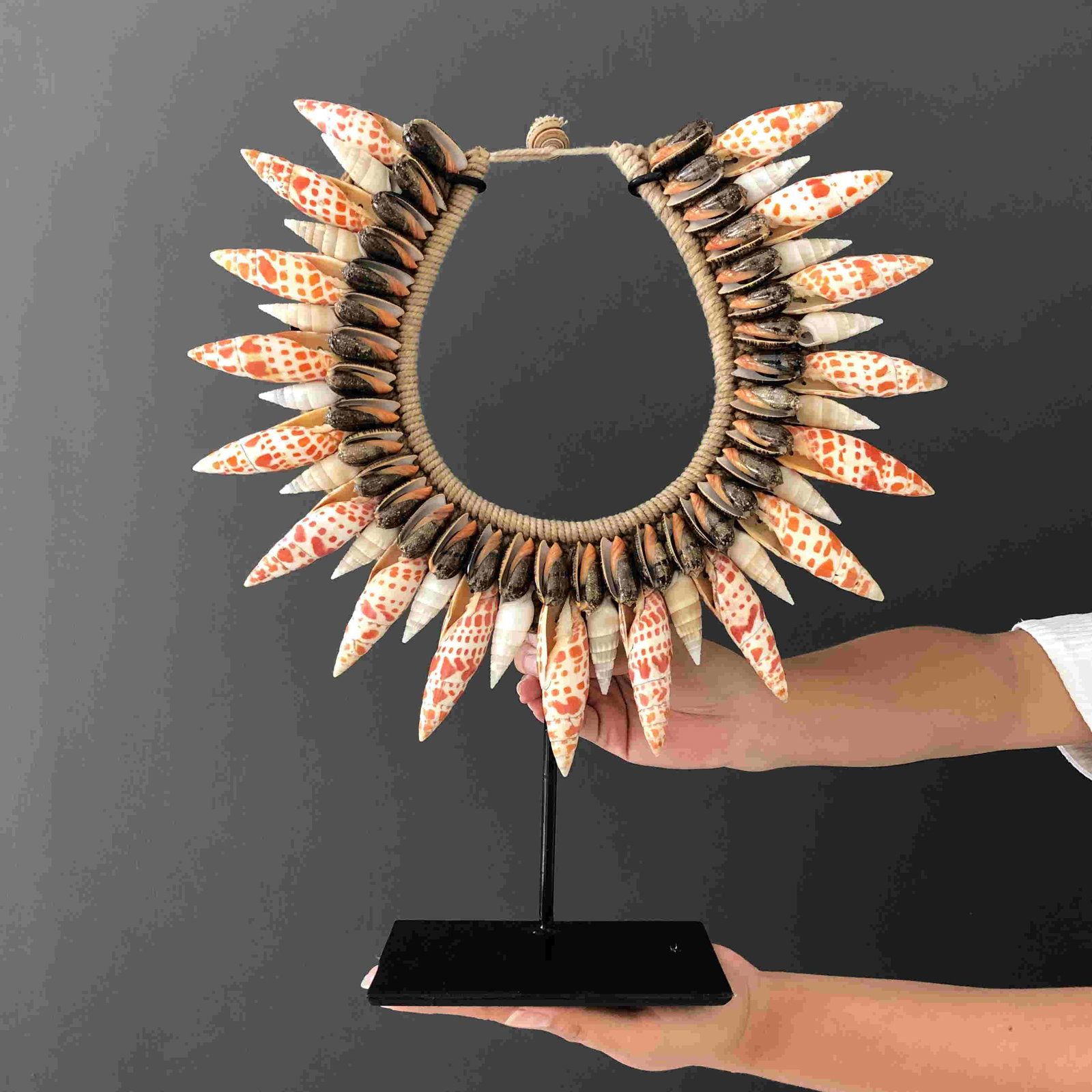 Decorative Papua necklace - IATMUL - Papua New Guinea: Title: Decorative Papua necklace - IATMUL - Papua New Guinea Maker: Iatmul Tribe Origin: Papua New Guinea Date/Period: 2021 Materials: Shells, natural fibres, steel Dimensions:H: 40 cm / 15.7 inches W