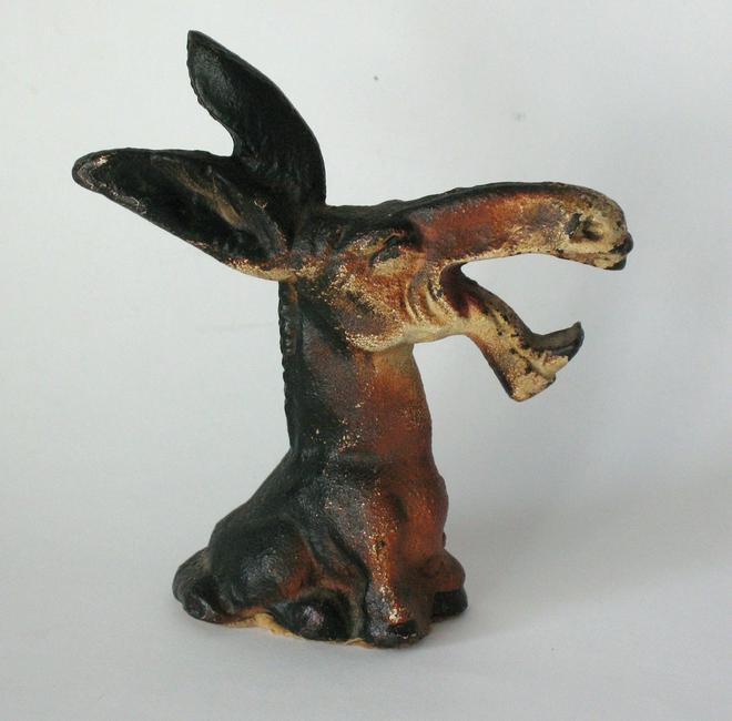 Vintage cast iron donkey bottle opener. (1 of 2)