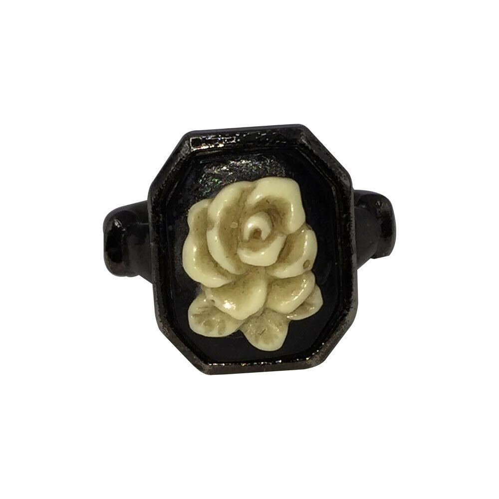 Anna Sui Black and White Floral Cameo Ring: Anna Sui Black and White Floral Cameo Ring. Ring is a size 4 1/2. Marked, Anna Sui. Gorgeous and very feminine. Reserve: $108.00 Shipping: Domestic: Flat-rate of $8.30 to anywhere within the contiguou