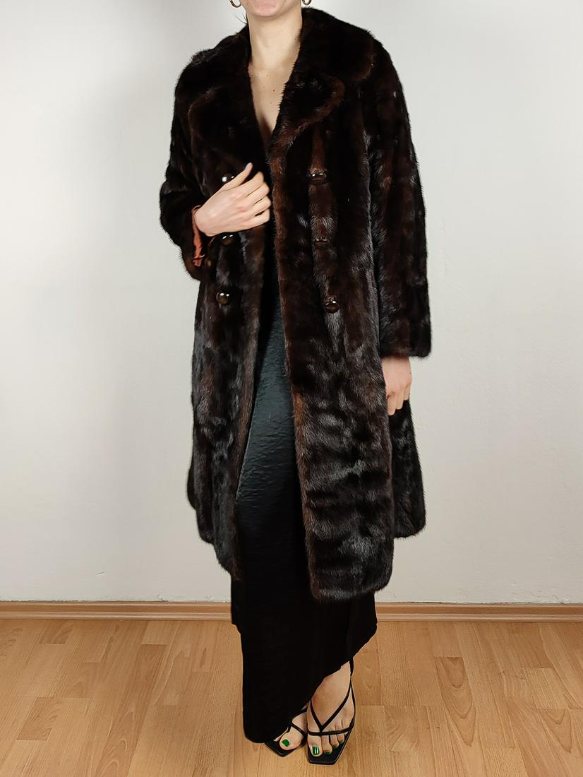 BROWN MINK FUR COAT: Title:BROWN MINK FUR COAT Description: Aproximate size: Size M ; Length: 105 cm / 41.34 in ; -Shoulders width:42cm/16.54in -Sleeve Length:62cm/24.41in -Chest size ( pit to pit x2 ):100cm/39.37in; Clos