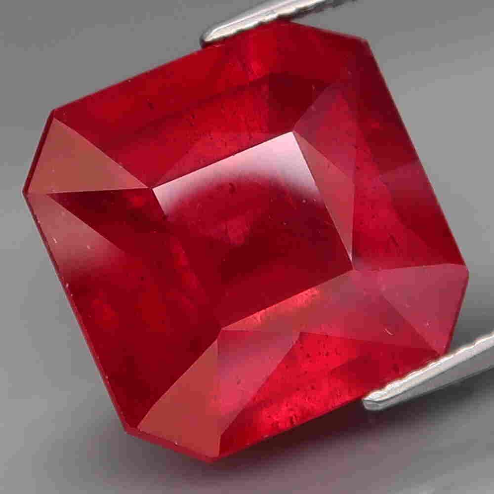 4,55 cts Natural Scissor Cut Red Ruby (1 of 2)