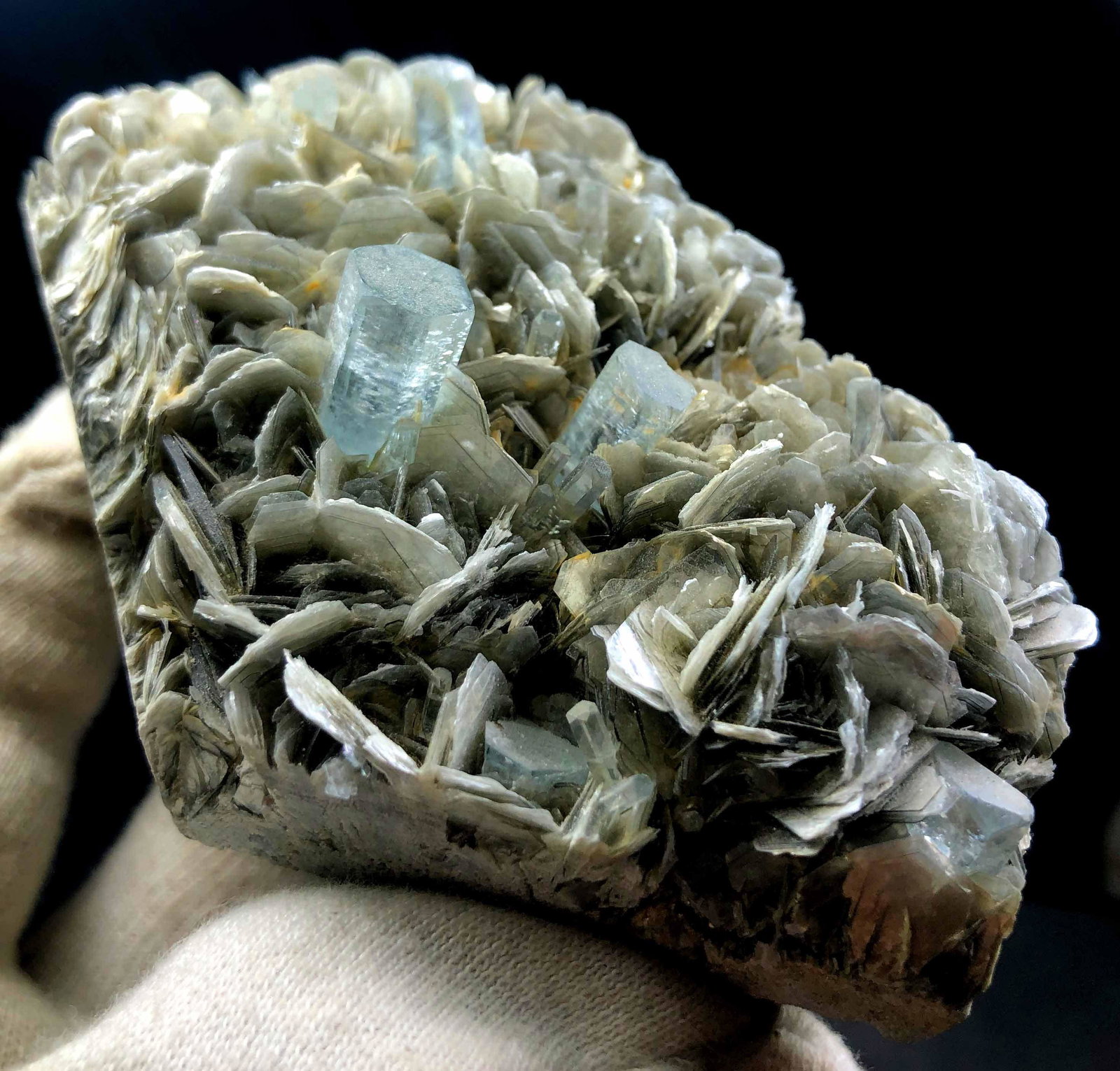 Natural Aquamarine Crystals with Mica Mineral Specimen: Natural Aquamarine Crystals with Mica Mineral Specimen from Gilgit Pakistan. 268gram 106*66*35mm Weight :268gram Size :106*66*35mm Origin : GilgitPakistan Treatment : Natural ECOMMERCE Shipping R22-78