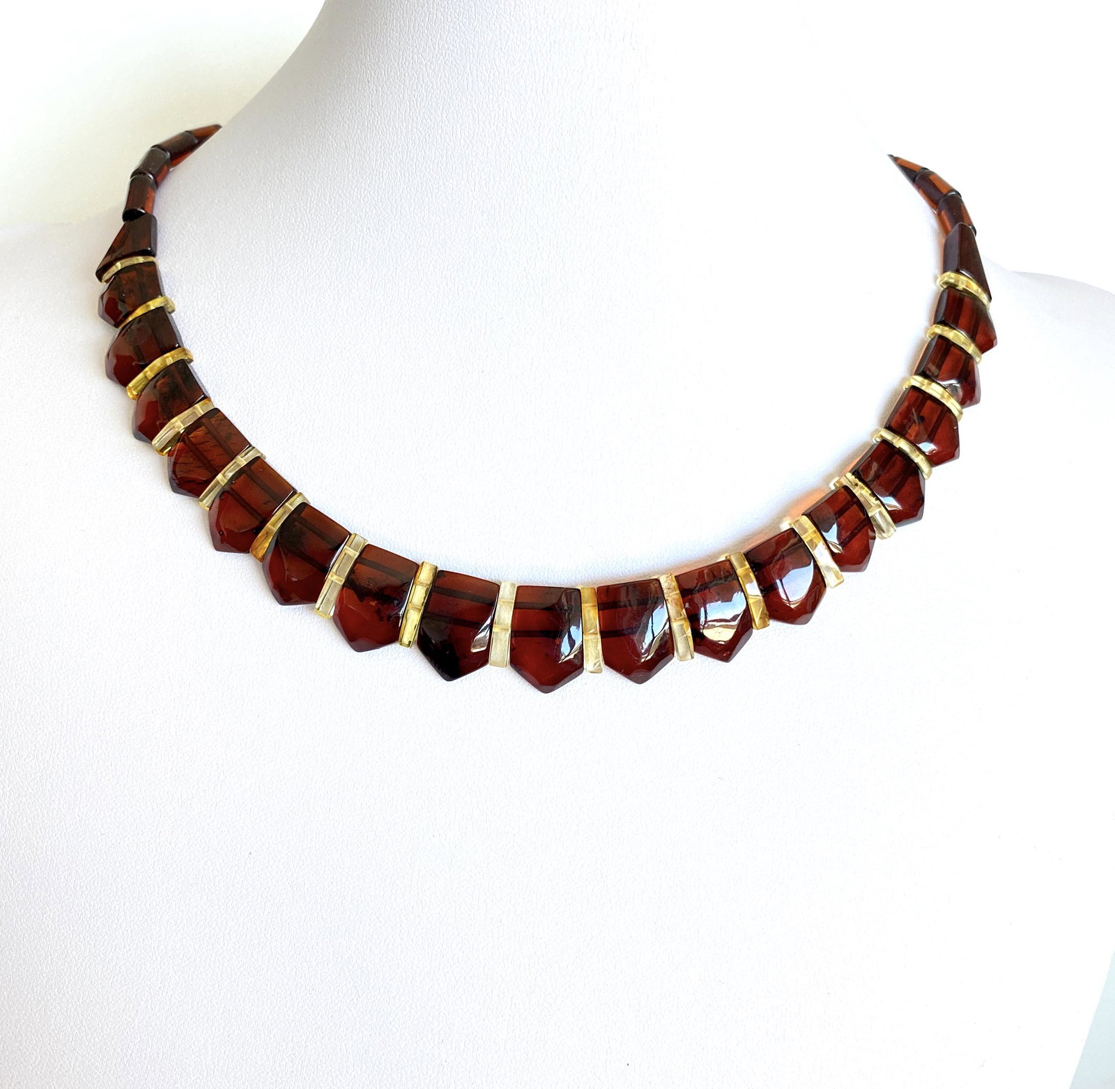 Fascinating Amber Cleopatra necklace: Title: Fascinating Amber Cleopatra necklace Metal: None Gemstones: Amber Weight: 13.9 g Size: Size: 16.2 x 4.5 x 420.0 mm Size: 0.638 x 0.177 x 16.535 inches Made of: Whole Stone Additional Informatio