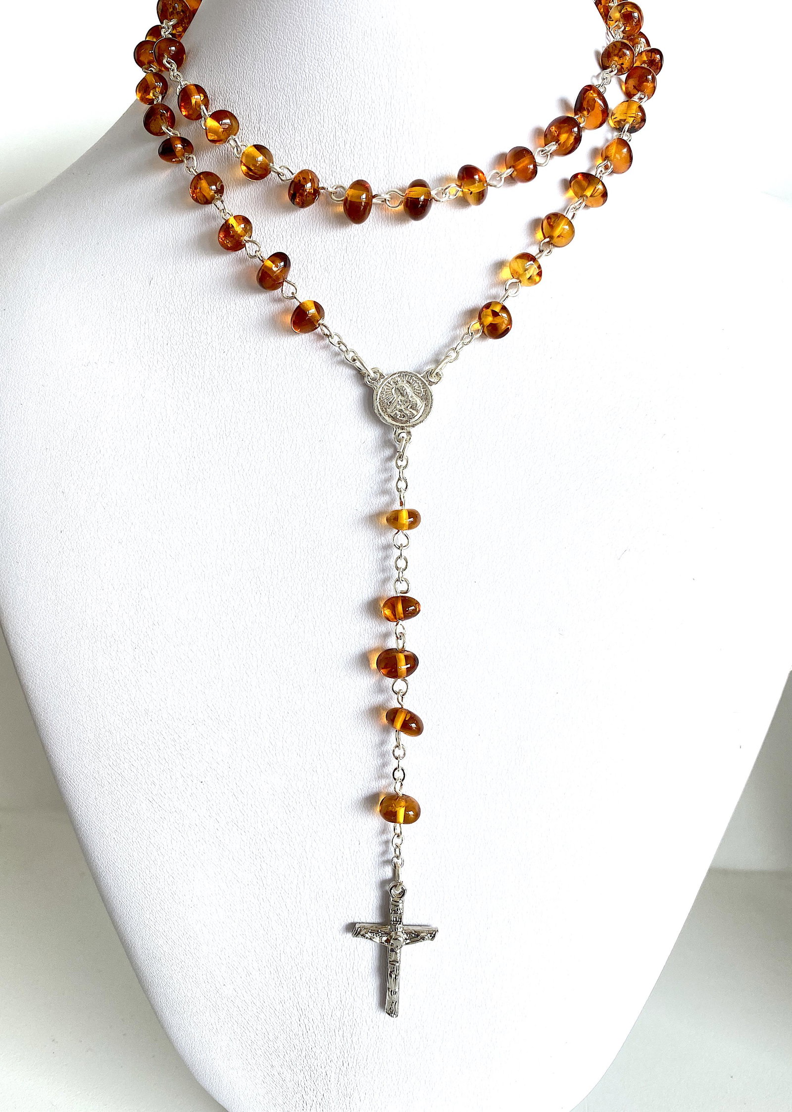 Vintage amber Catholic rosary 5 decades & cross: Title: Vintage amber Catholic rosary 5 decades & cross Metal: Metal Gemstones: Amber Weight: 13.4 g Size: Bead size: 7.0 mm Bead size: 0.276 inches Made of: Whole Stone Additional Information: Amber d