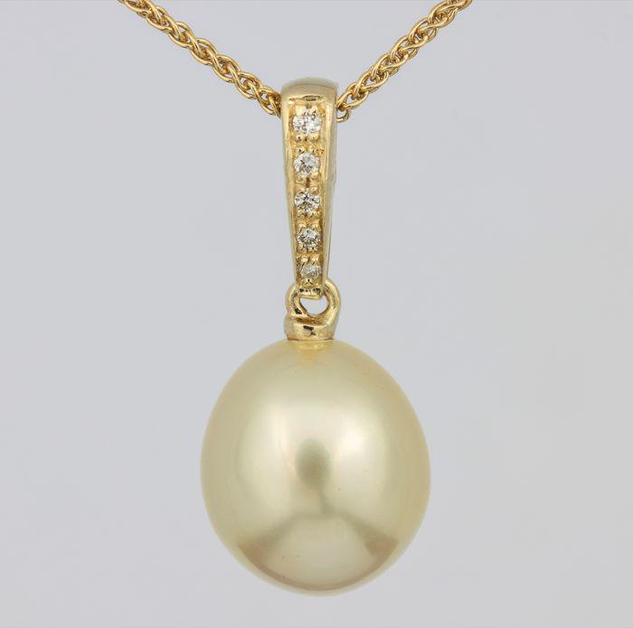 12x13mm Golden South Sea Pearl Drop - 14 kt. Yellow: Description: Emerging from the warm oceans of Australia to Indonesia, this South Sea pearl has a natural beautiful deep golden colour and a bright lustre. The yellow gold and diamonds enhance the pear