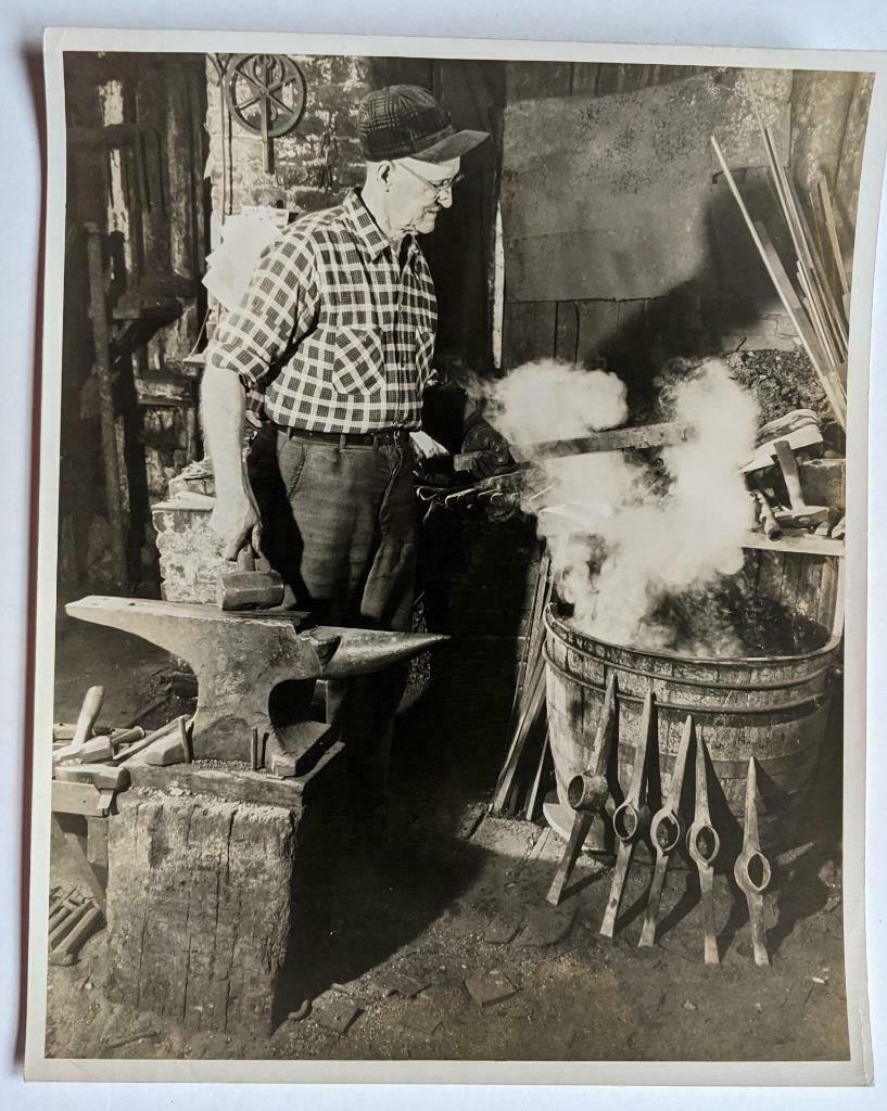 VINTAGE OCCUPATIONAL PHOTO BLACKSMITH QUENCHING ANVIL (1 of 4)