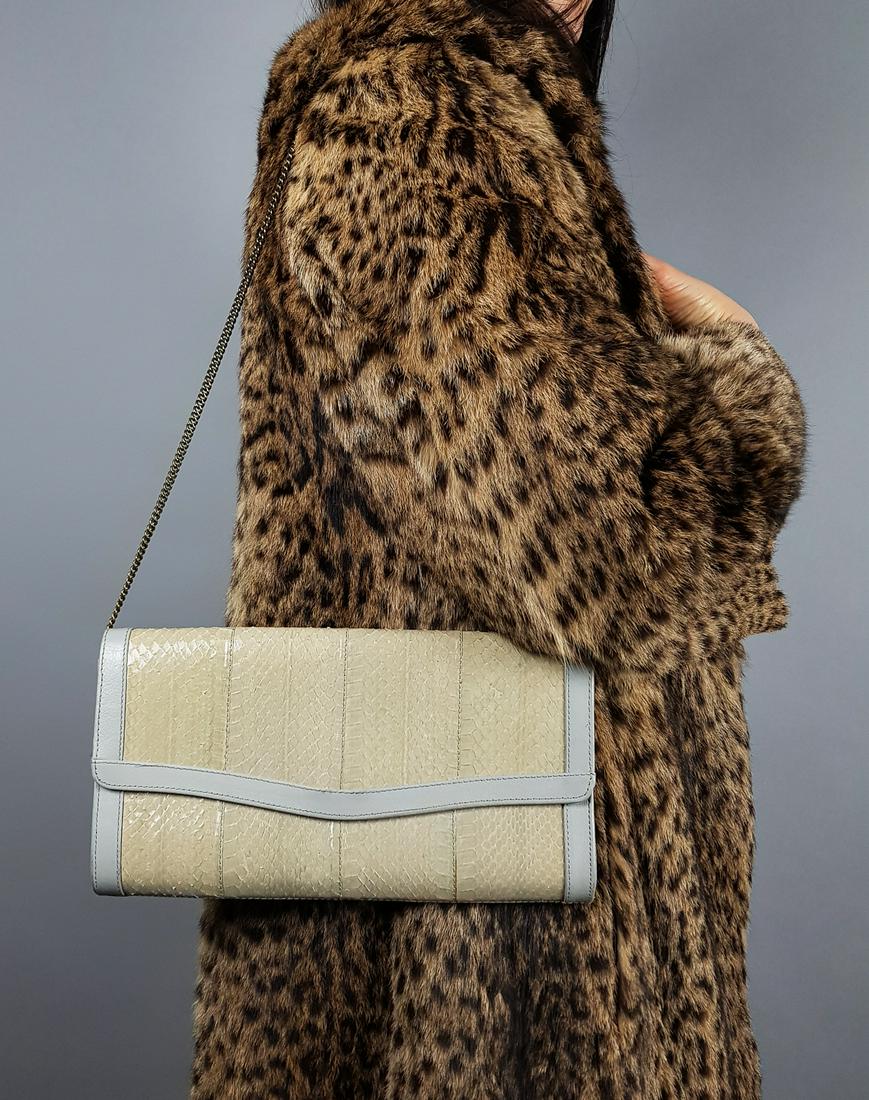 VINTAGE ITALIAN REAL SNAKE SKIN BAG: Title:VINTAGE ITALIAN REAL SNAKE SKIN BAG Description: Bag measurements without handle/strap: Height: 15cm,5.91 in; Width:28cm,11.02 in;Depth:3 cm,1.18 in; Additional Information:We offer in house shi