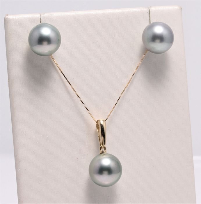 14 kt. Yellow gold - 11x12mm Round Tahiti Pearls -: Title: 14 kt. Yellow gold - 11x12mm Round Tahiti Pearls - Earrings, Necklace, Set Description: Emerging from the tropical lagoons of French Polynesia, these 3 pearls have a natural beautiful tahitian 