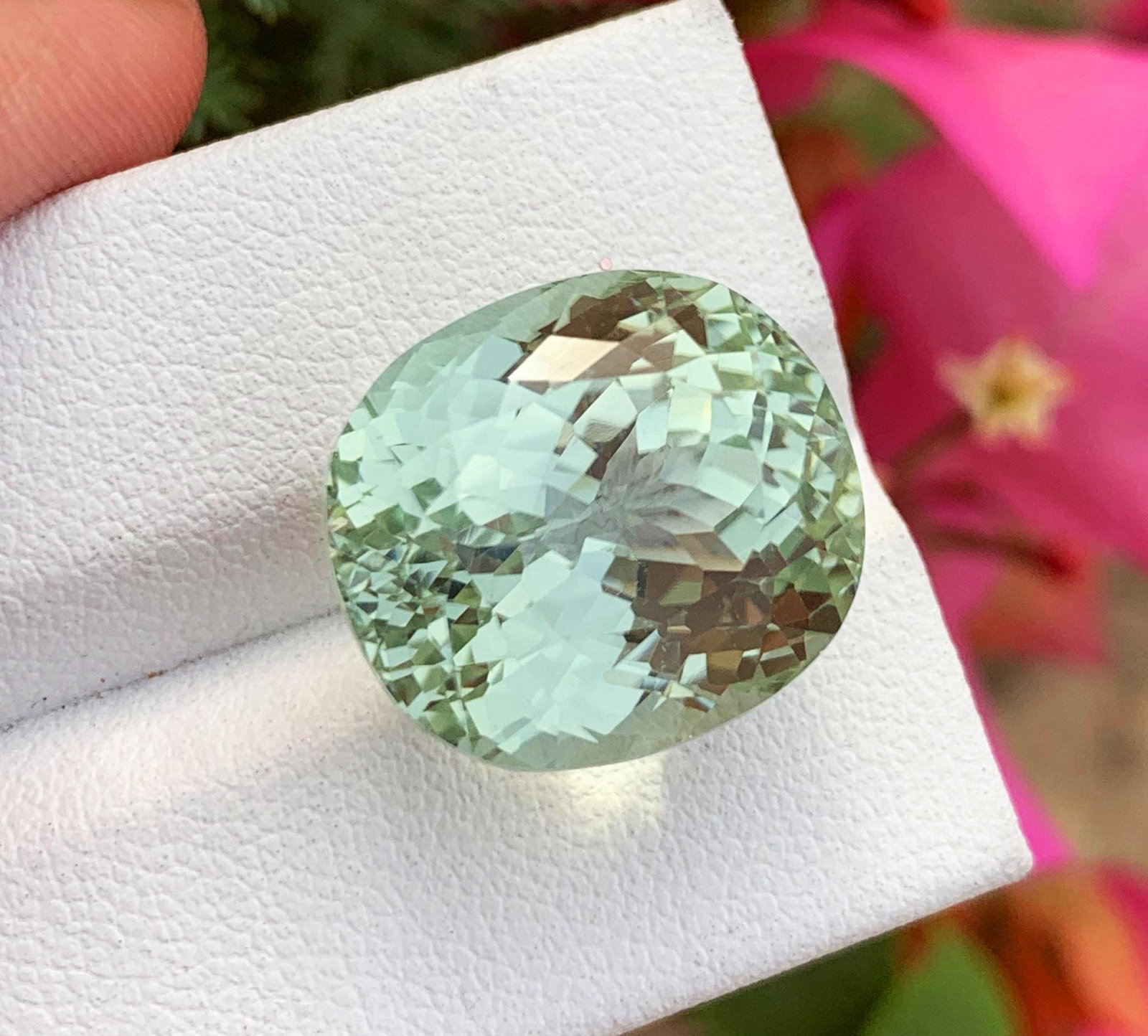 Oval Cut Green Kunzite Gemstone 25.5 Carat Perfect Cut (1 of 6)