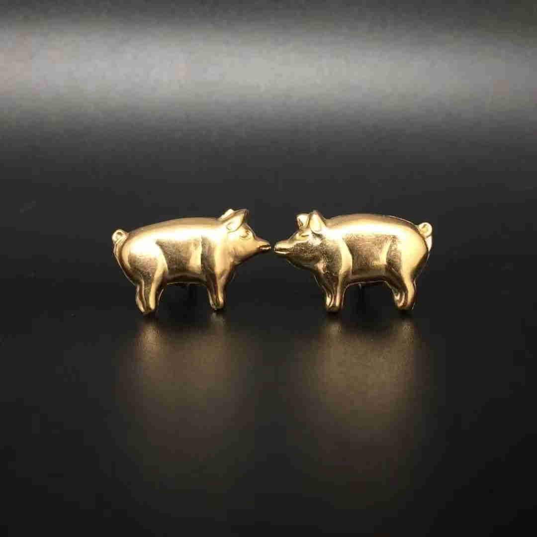 British Antique 9K Gold Piglet Earrings: Title: British Antique 9K Gold Piglet Earrings Metal Purity: 9K Gold Description: British vintage 9k gold piglet earrings9 ct jinbiaoWeight: 0.8 gGood appearance, exquisite workmanship Reserve: $550.0