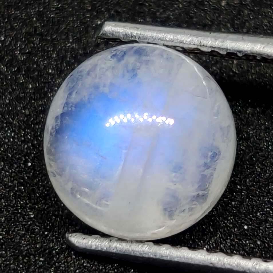 2.85 ct Natural White Rainbow Moonstone: No Reserve! Title: 2.85 ct Natural White Rainbow Moonstone Description: Gemstones: Rainbow Moonstone Carat Weights: 2.85 ct Size/Dimensions: 8 X 8 Origin : India Materials & Techniques: Moonstone Weig