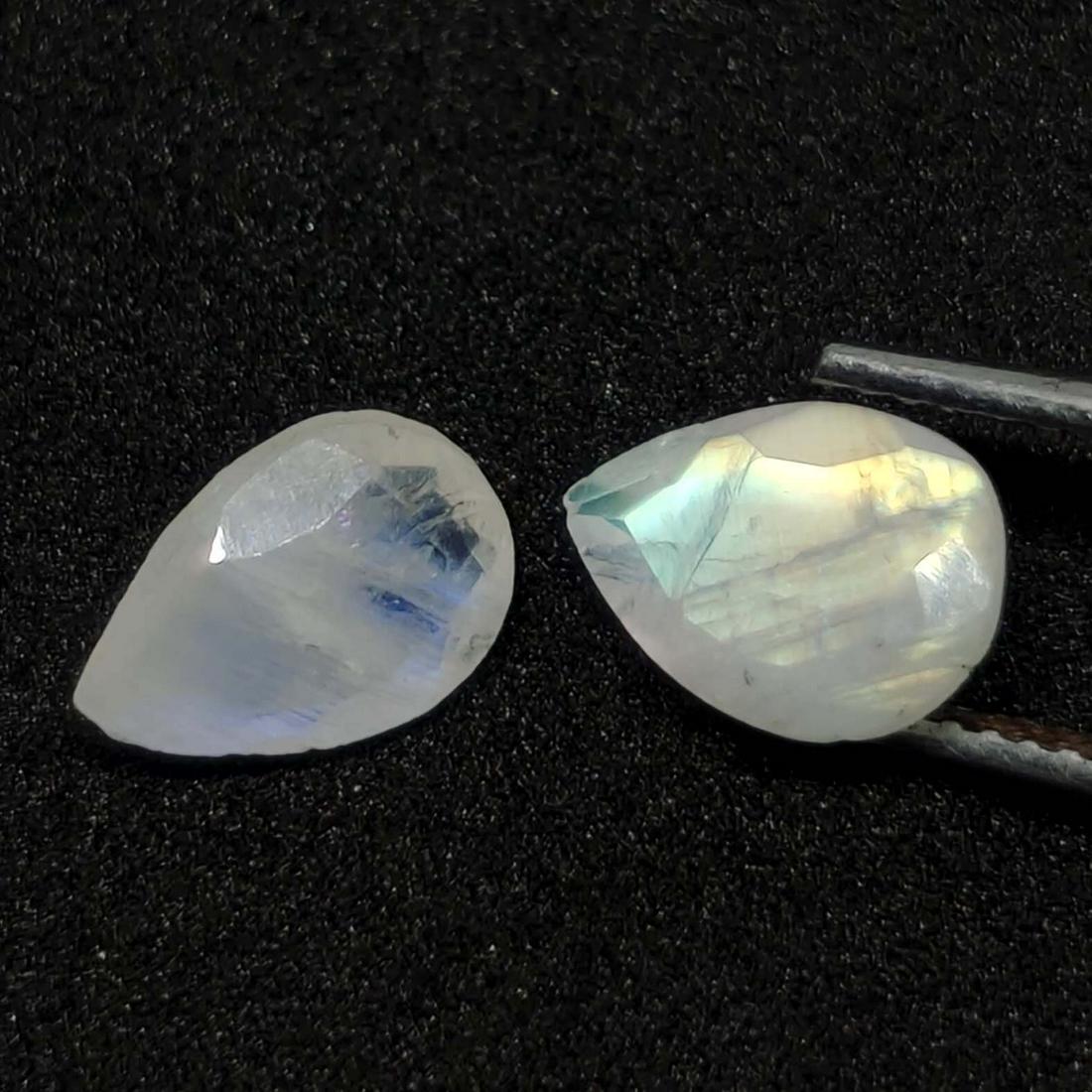 2.40 ct Natural White Rainbow Moonstone Pair: No Reserve! Title: 2.40 ct Natural White Rainbow Moonstone Pair Description: Gemstones: Rainbow Moonstone Carat Weights: 2.40 ct Size/Dimensions: 9 X 6 Origin : India Materials & Techniques: Moonstone