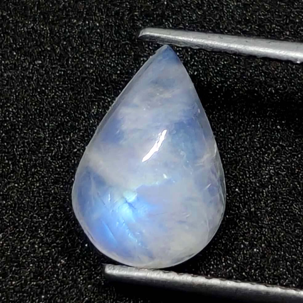 3.20 ct Natural White Rainbow Moonstone: No Reserve! Title: 3.20 ct Natural White Rainbow Moonstone Description: Gemstones: Rainbow Moonstone Carat Weights: 3.20 ct Size/Dimensions: 12 X 8 X 5 Origin : India Materials & Techniques: Moonstone