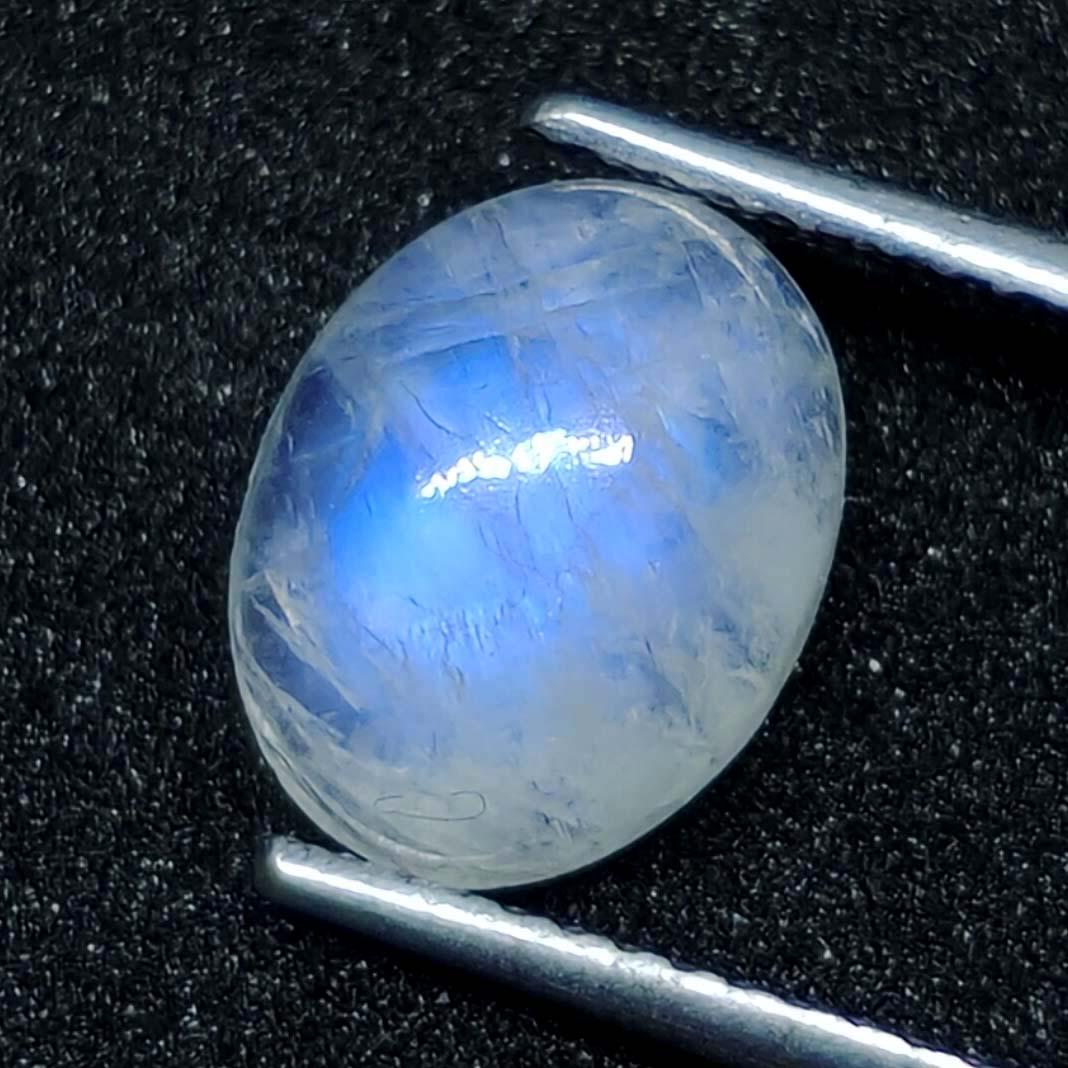 2.35 ct Natural White Rainbow Moonstone: No Reserve! Title: 2.35 ct Natural White Rainbow Moonstone Description: Gemstones: Rainbow Moonstone Carat Weights: 2.35 ct Size/Dimensions: 10 X 8 Origin : India Materials & Techniques: Moonstone Wei