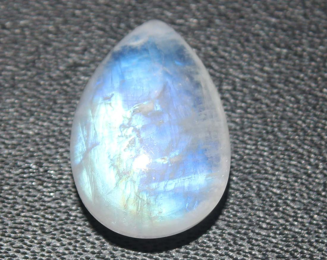 5.62 Cts Natural Rainbow Moonstone: No Reserve! Gemstone : Natural Rainbow Moonstone Shape and cut : Pear cabochan Weight : 5.62 Carats Measurements : 15.01x10.32 mm Color : Colourless Transprancy : Transparent Treatment : No Treatment