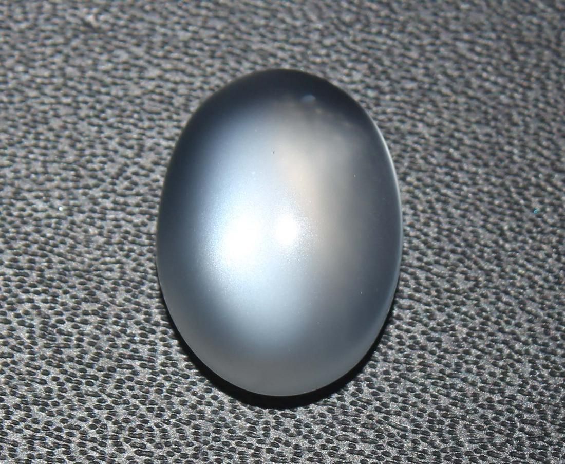 5.37 Cts Natural Moonstone: No Reserve! Gemstone : Natural Moonstone Shape : Oval cabochan Weight : 5.37 Carats Measurements : 13x10 mm Color : White Transprancy : Translusent Treatment : No Transrente Origin : India Clarity : V