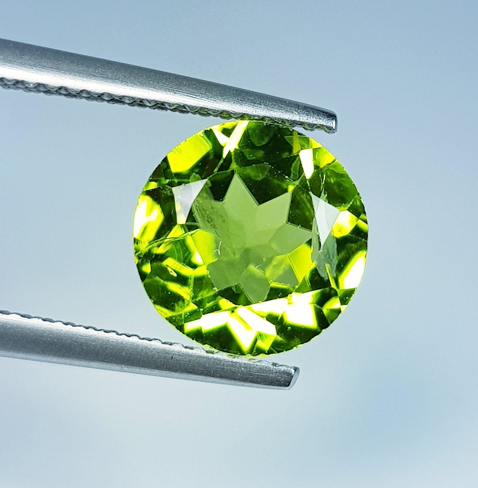3.25 Ct Natural Peridot Round Cut: No Reserve! Title: 3.25 Ct Natural Peridot Round Cut Color clarity:VVS Gemstones: Loosegemstone Carat weights: 3.25 Size/Dimensions:9.30 x 9.30 x 5.30 Additional Info:Round / Pakistan Shipping: Domest