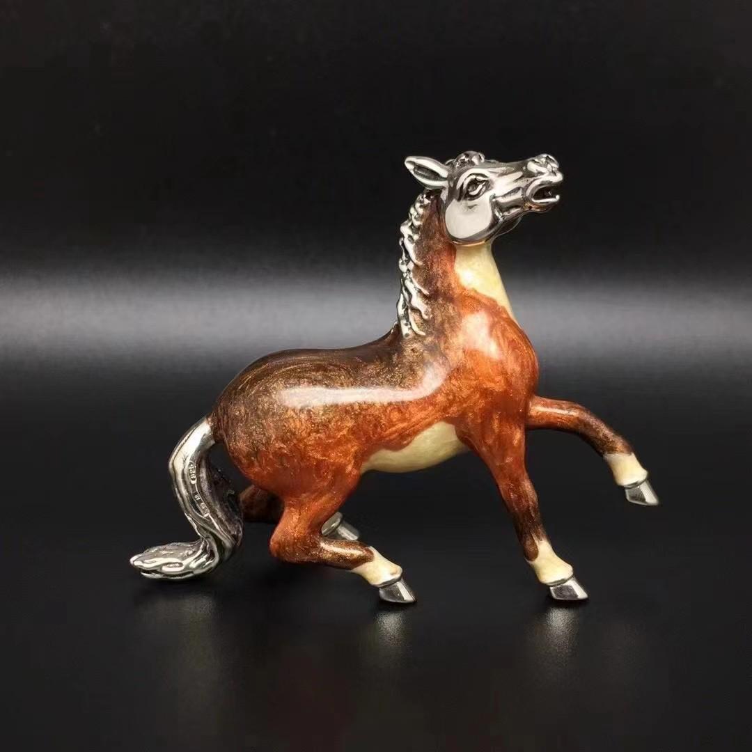 British Antique Sterling Silver Enamel Pony Ornament: Title: British Antique Sterling Silver Enamel Pony Ornament Origin:British Date/Period: Silver Purity: 925 Sillver Size: Size: 5.8 * 4.5 cm Item Weight:30.2G Additional Info:925 sterling silver standa