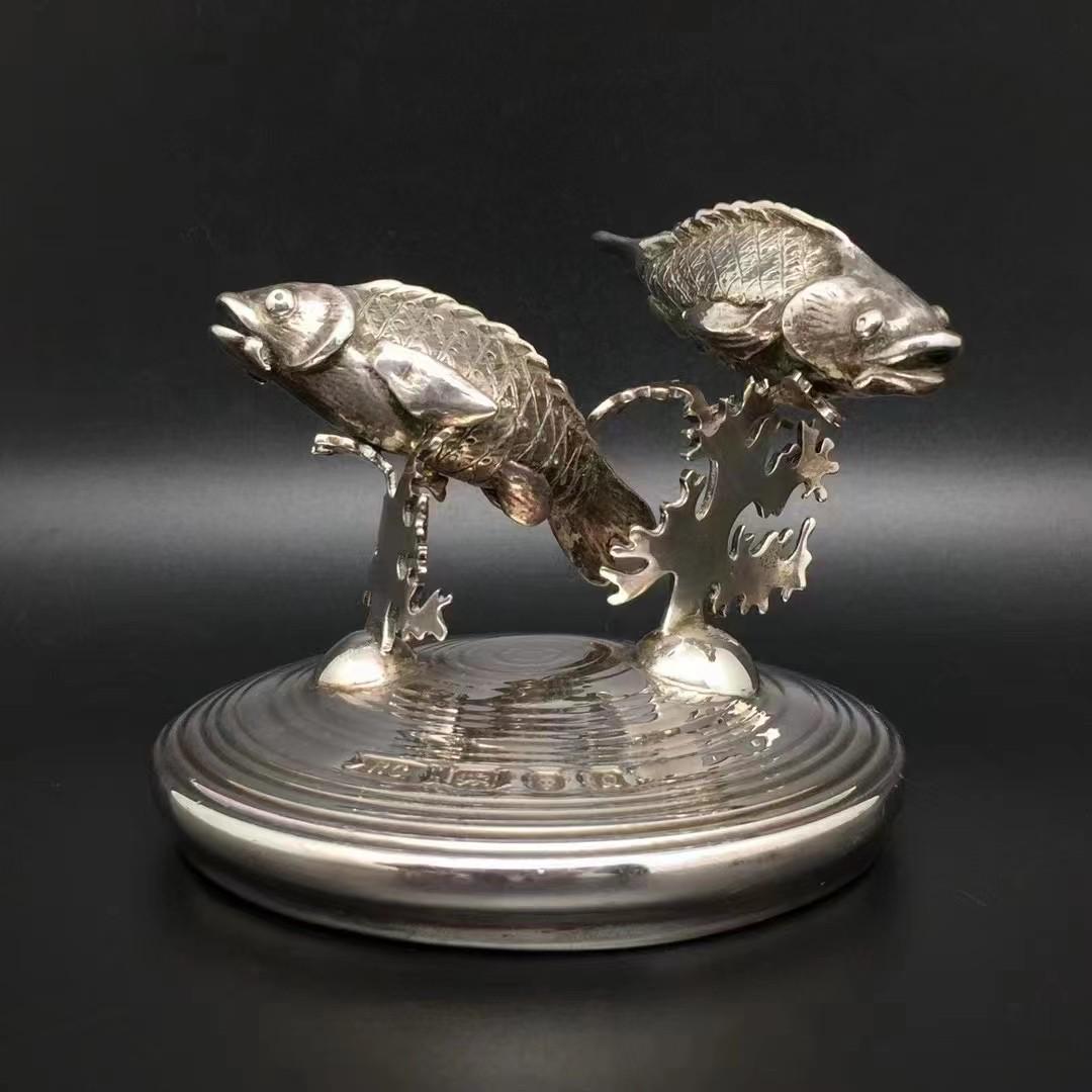 British Antique Sterling Silver Pisces Ornament: Title: British Antique Sterling Silver Pisces Ornament Origin:British Date/Period: 19th century Silver Purity: 925 sillver Size: 9*6cm Item Weight:374.5G Additional Info:The British sterling silver Pi