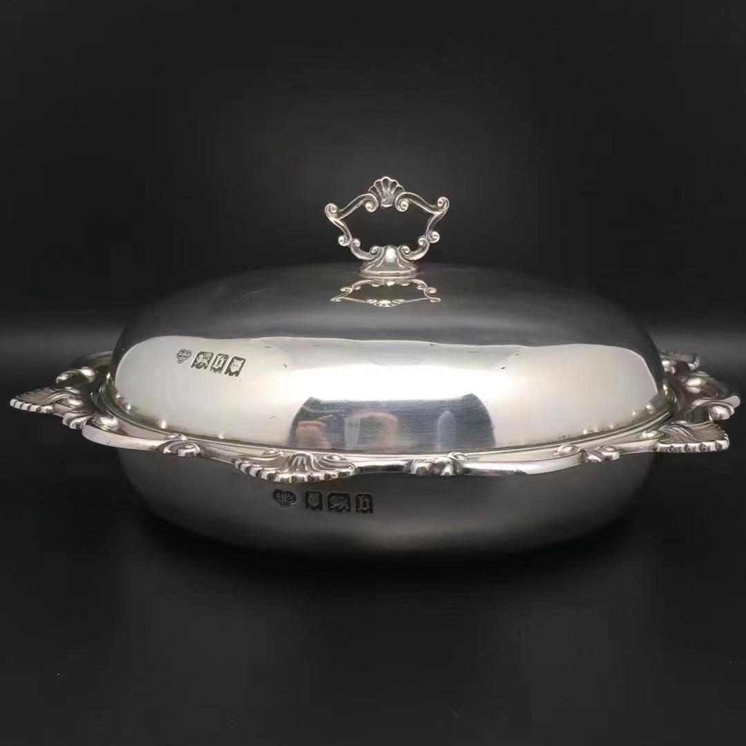 British Antique Sterling Silver Dinner Plate: Title: British Antique Sterling Silver Dinner Plate Origin:British Date/Period: 1917s Silver Purity: 925 sillver Size: 7*18cm Item Weight:388.4G Additional Info:London is producedLion silver standardT