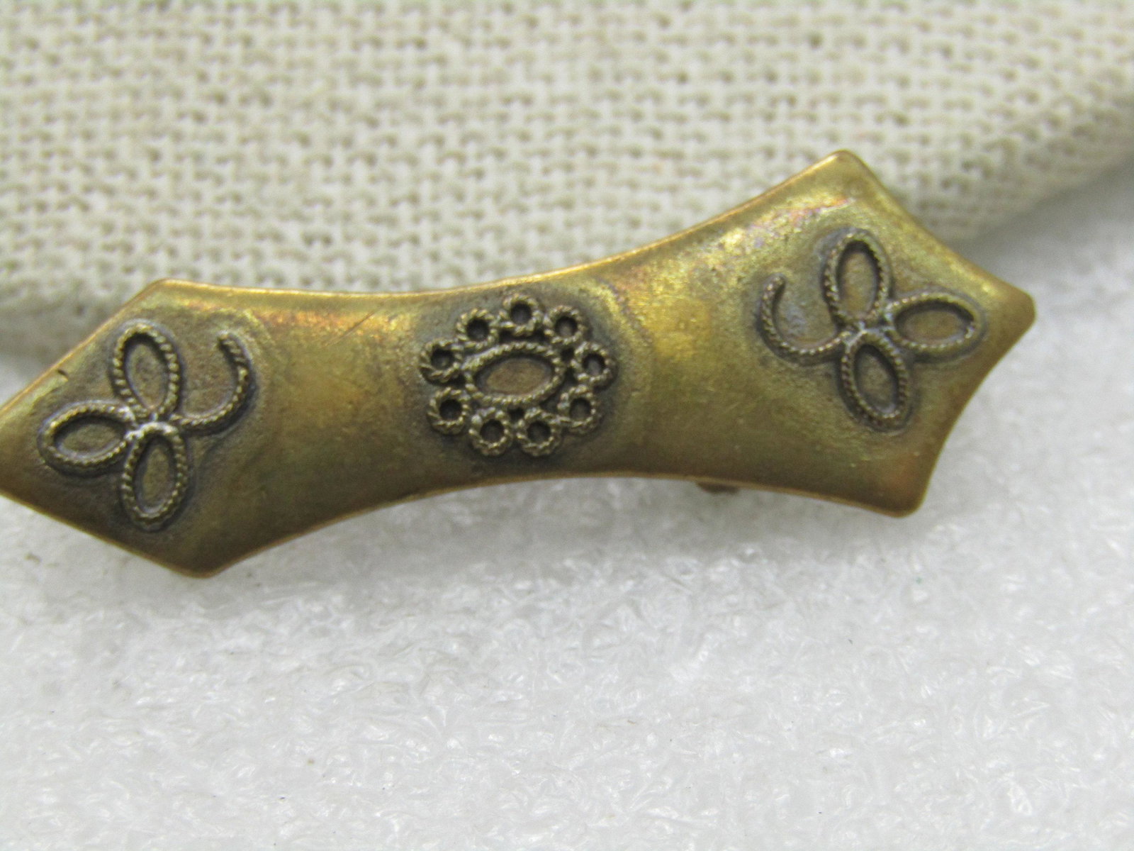 Vintage Art Nouveau Brass Tie Clasp or Collar Clip: Vintage Art Nouveau Tie Clasp or Collar Clip, It is brass and wider on one end than the other - and is 1.75" long. It is 1/2" on the smaller end and a bout 5/8" on the other - each end has a three lea