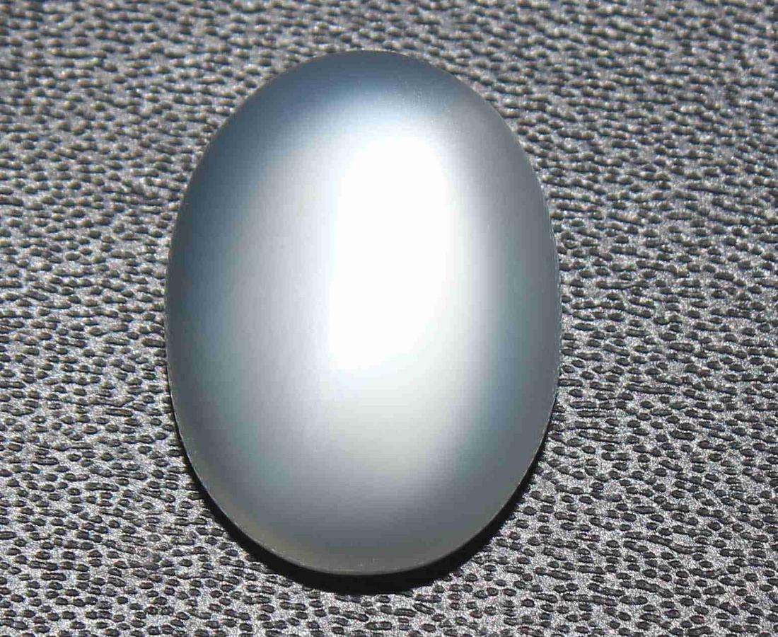 7.74 Cts Natural Moonstone: No Reserve! Gemstone : Natural Moonstone Shape : Oval cabochan Weight : 7.74 Carats Measurements : 14.60x10.95x6.22 mm Color : White Transprancy : Translusent Treatment : None Origin : India Clarity :
