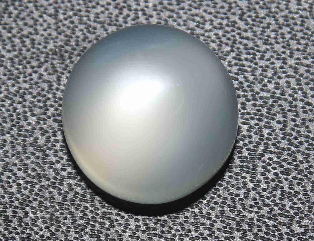 7.27 Cts Natural Moonstone: No Reserve! Gemstone : Natural Moonstone Shape : Round cabochan Weight : 7.27 Carats Measurements : 11x11 mm Color : white Transprancy : Translusent Treatment : None Origin : India Clarity : VVS Sh