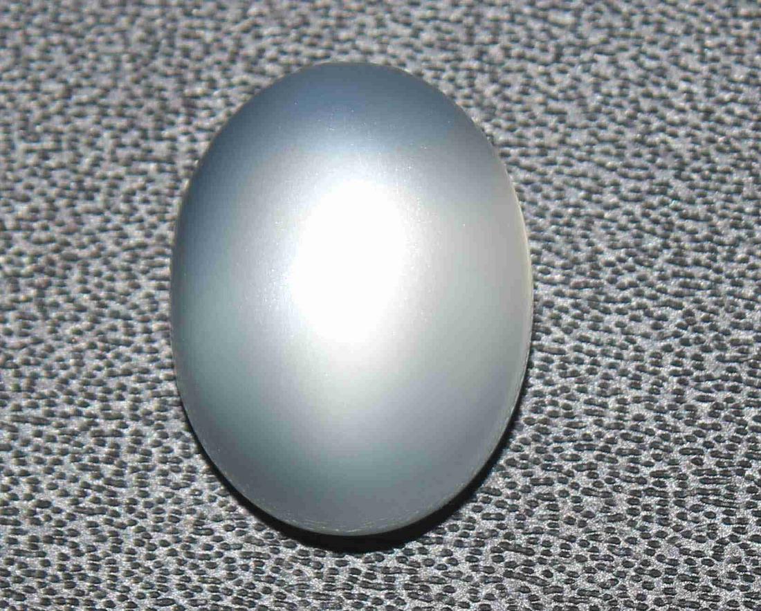 8.60 Cts Natural Moonstone: No Reserve! Gemstone : Natural Moonstone Shape : Oval cabochan Weight : 8.60 Carats Measurements : 14.00x10.77x7.48 mm Color : White Transprancy : Translusent Treatment : None Origin : India Clarity :