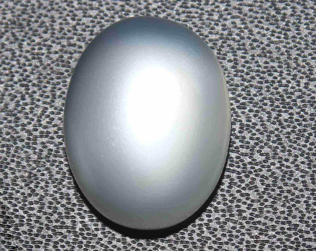 7.91 Cts Natural Moonstone: No Reserve! Gemstone : Natural Moonstone Shape : Oval cabochan Weight : 7.91 Carats Measurements : 14.38x11.20x6.27 mm Color : Light brown Transprancy : opaque Treatment : Dayed Origin : India Clarity