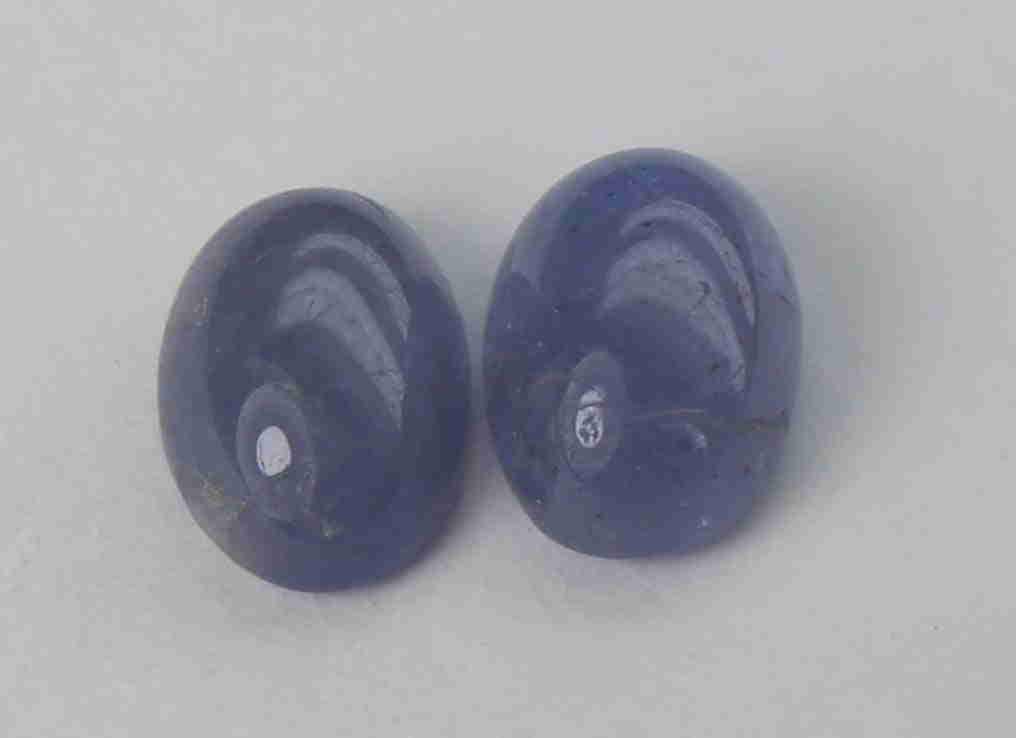 1.93 cts Natural Tanzanite Lot: No Reserve! Gemstone : Natural Tanzanite Shape and cut : Oval cabochan Weight : 1.93 Carats Measurements : 6.93x4.82x3.72 mm , 6.84x4.73x2.93 mm Number of Stone : 2 Color : voilite Transprancy : Trans