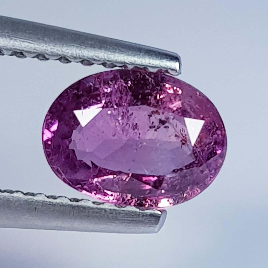 Natural Spinel Oval Cut 1.10 ct: No Reserve! Title: Natural Spinel Oval Cut 1.10 ct Color/Clarity: VVS Gemstones: Gemstones Carat Weights: 1.01 Size/Dimensions: 7.10 x 5.30 x 2.80 Additional Information: Oval - Burma Shipping: Domes