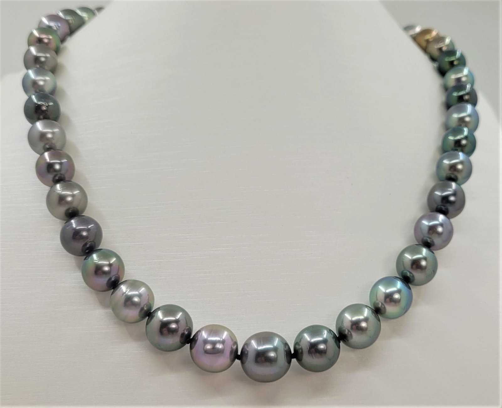 Certified Aurora Peacock 8.3x11.2mm Multi Tahitian: Title: Certified Aurora Peacock 8.3x11.2mm Multi Tahitian Pearls, Strongest Teri - 14 kt. White gold - Necklace Description: Special Appellation: Aurora Peacock This necklace is in the category of the