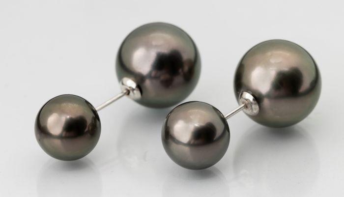 8.5x11.5mm Round Bright Tahitian Pearls - 18 kt. White: Title: 8.5x11.5mm Round Bright Tahitian Pearls - 18 kt. White gold - Earrings Description: These earrings showcase a modern and iconic design. The timeless style is composed of two high quality round 