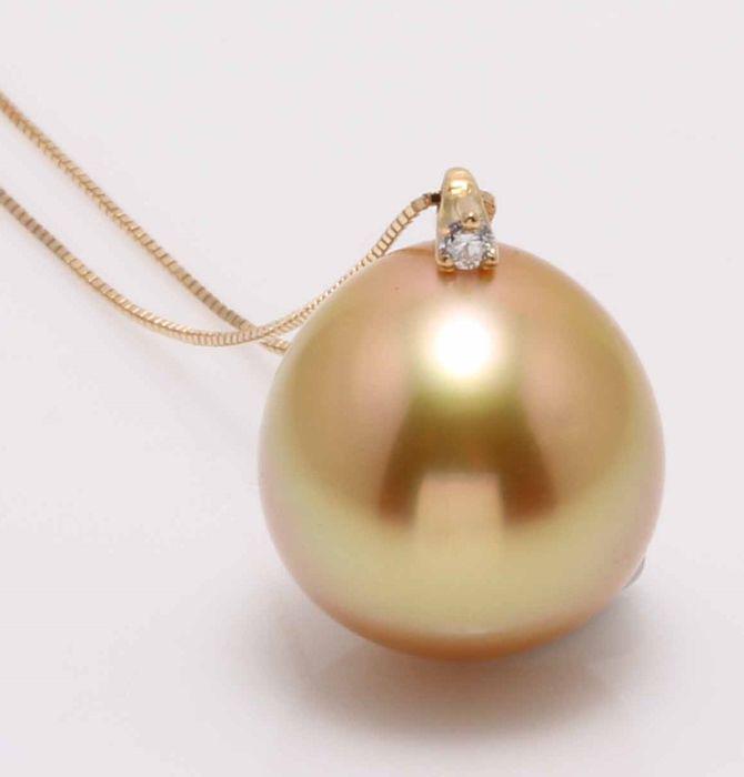 11x12mm Deep Golden South Sea Pearl Drop - 14 kt.: Title: 11x12mm Deep Golden South Sea Pearl Drop - 14 kt. Yellow gold - Necklace with pendant - 0.02 ct Description: Produced in the warm oceans of Australia, this pearl has been selected for its natur