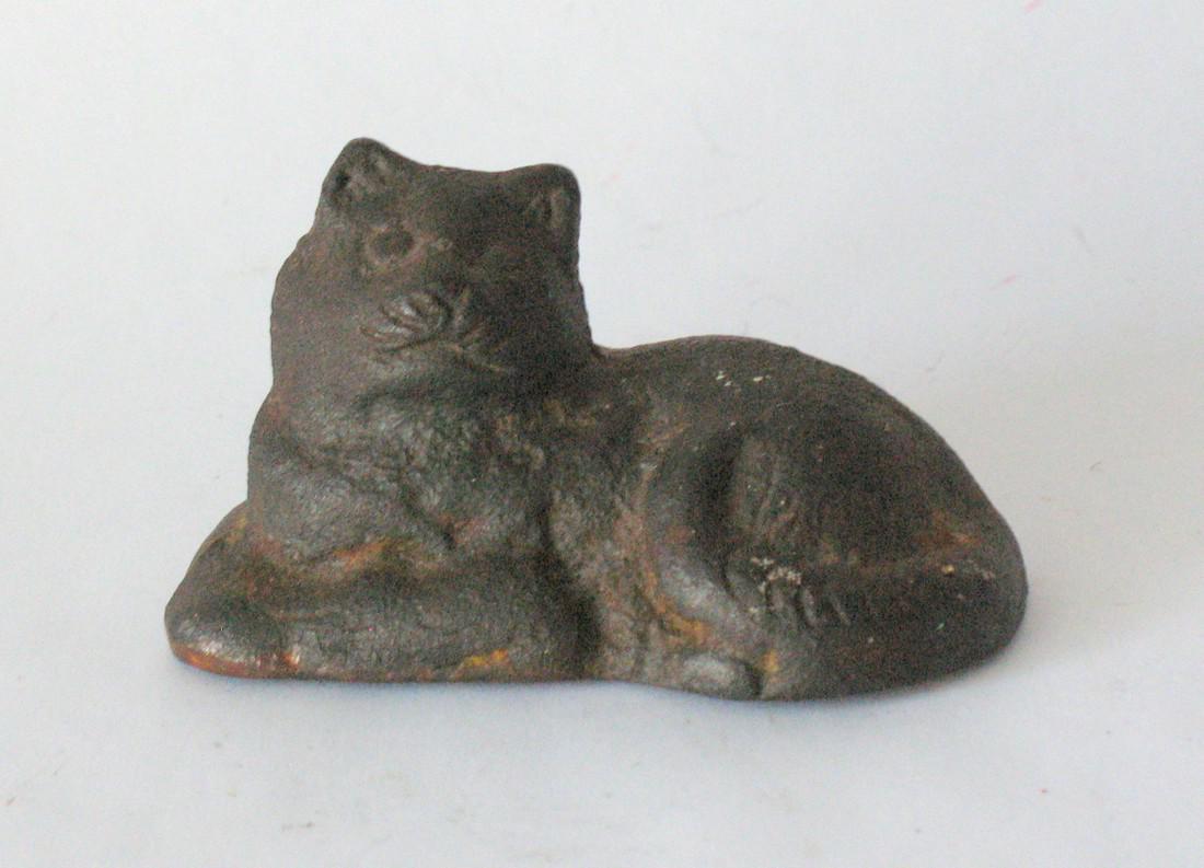 Vintage cast iron cat paper weight. (1 of 3)