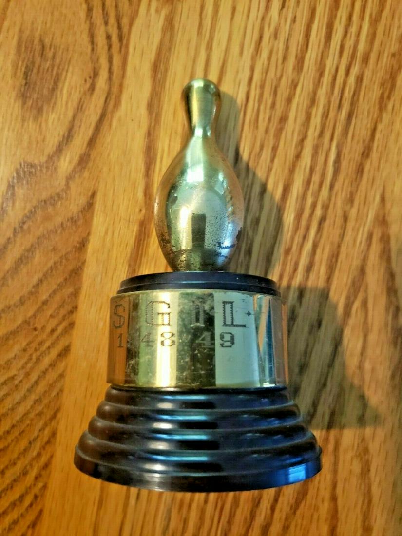 1940's Bowling pin trophy 4": Great looking piece in excellent condition. Measures approximately 4 " tall . Shipping charges include insurance. Shipping: Domestic: Flat-rate of $12.00 to anywhere within the contiguous U.S. Interna