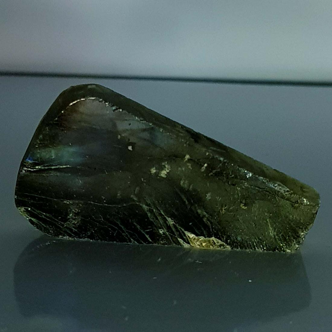32.73 ct Natural Labradorite Slice: No Reserve! Title: 32.73 ct Natural Labradorite Slice Color/Clarity: Opaque Gemstones: Gemstones Carat Weights: 32.73 Size/Dimensions: 35.75 x 18.80 x 5.30 Additional Information: Fancy - USA Shipping