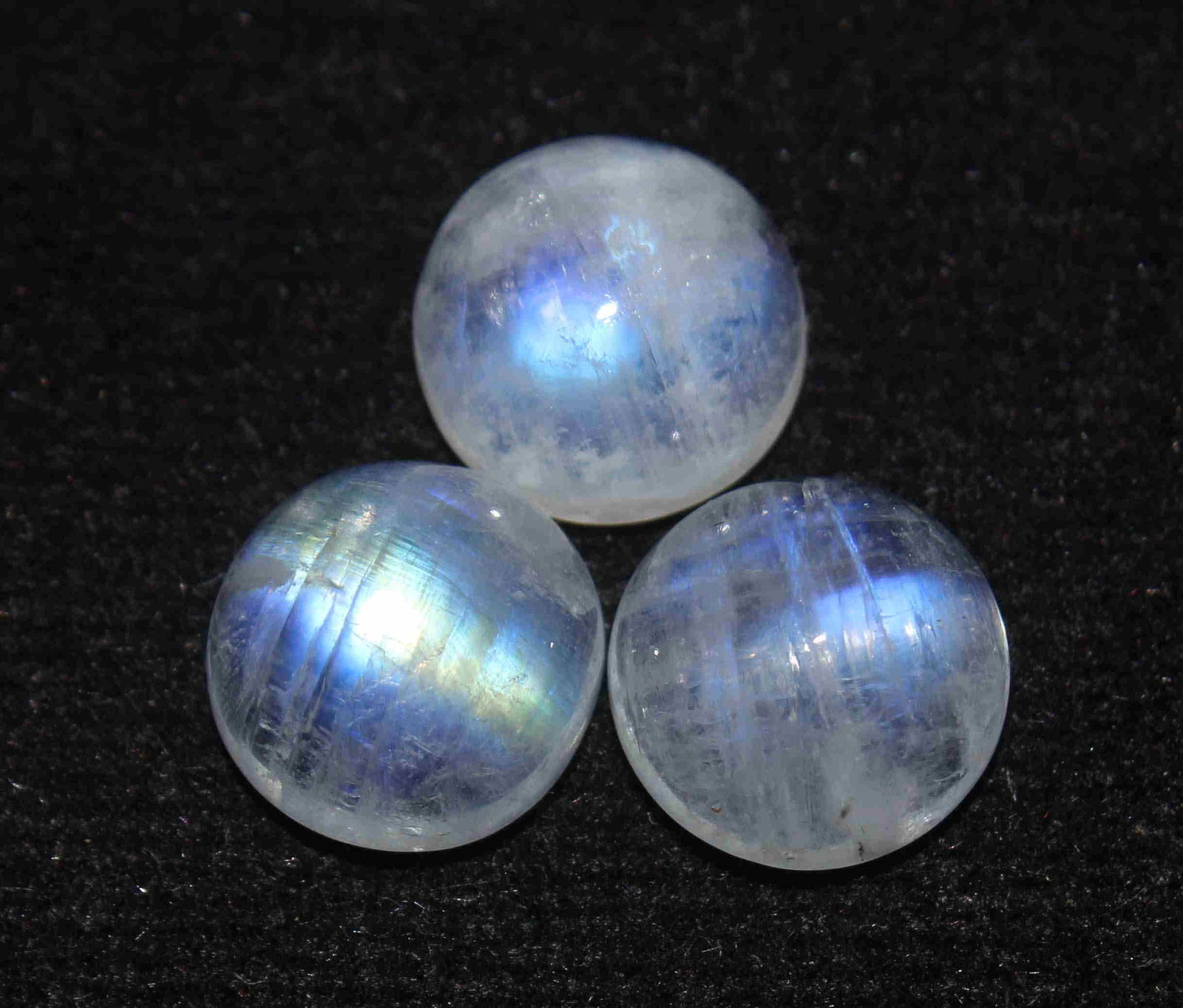 11.20 Cts Rainbow Moonstone: No Reserve! Title: 11.20 Cts Rainbow Moonstone Additional Information: Gemstone : Natural Rainbow Moonstone Shape and cut : Round cabochan Weight : 11.20 Carats Measurements : 10x10 mm Color : Colourl