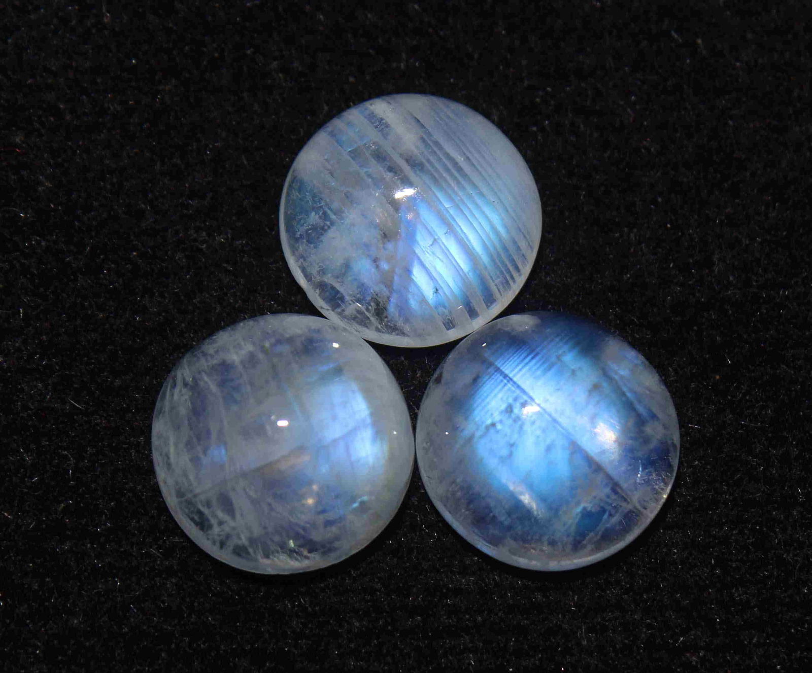 9.96 Cts Rainbow Moonstone: No Reserve! Title: 9.96 Cts Rainbow Moonstone Additional Information: Gemstone : Natural Rainbow Moonstone Shape and cut : Round cabochan Weight : 9.96 Carats Measurements : 10x10 mm Color : Colourles