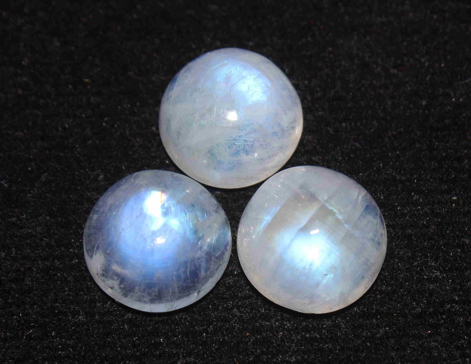 12.02 Cts Rainbow Moonstone: No Reserve! Title: 12.02 Cts Rainbow Moonstone Additional Information: Gemstone : Natural Rainbow Moonstone Shape and cut : Round cabochan Weight : 10.88 Carats Measurements : 10x10 mm Color : Colourl