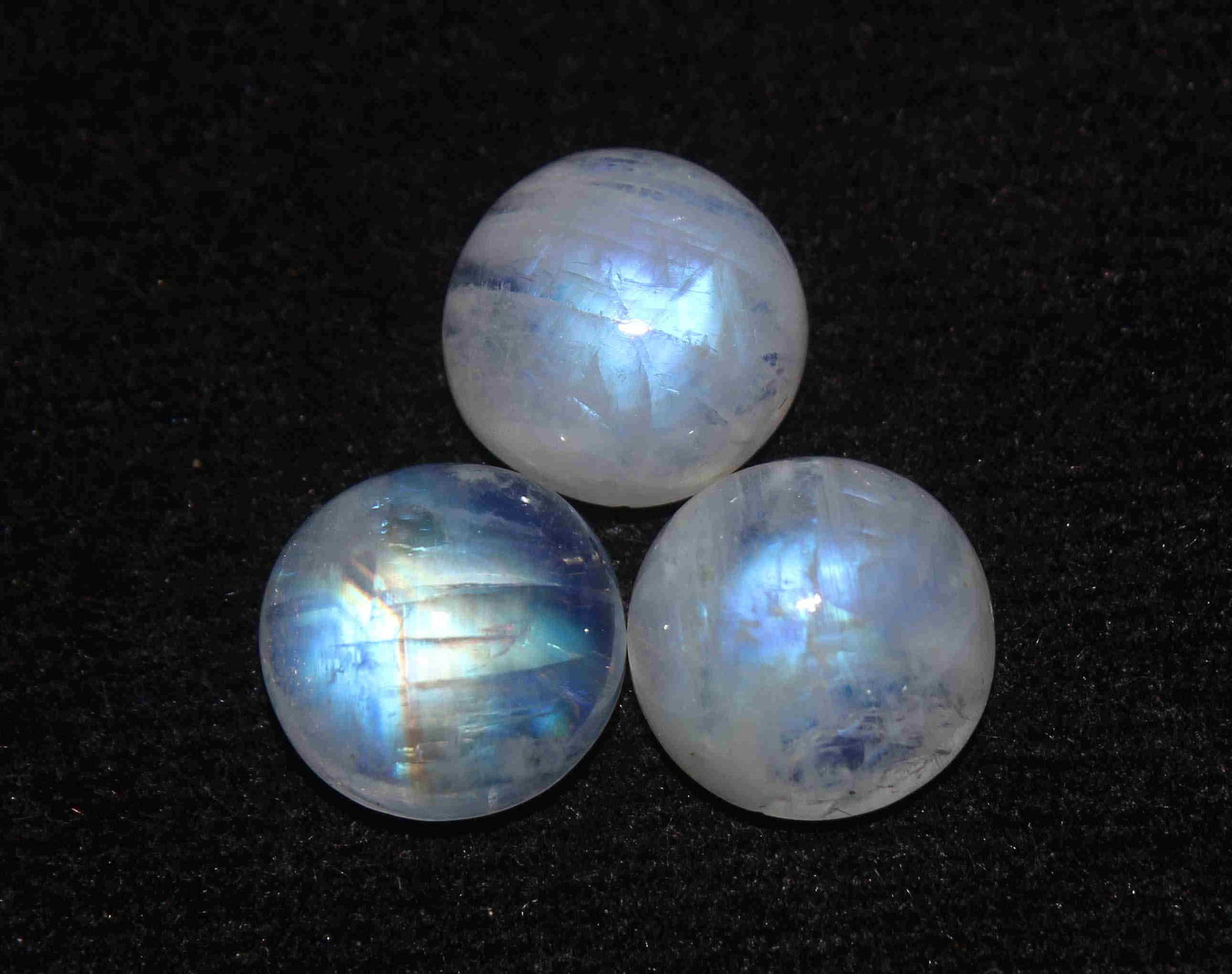 10.88 Cts Rainbow Moonstone: No Reserve! Title: 10.88 Cts Rainbow Moonstone Additional Information: Gemstone : Natural Rainbow Moonstone Shape and cut : Round cabochan Weight : 11.38 Carats Measurements : 10x10 mm Color : Colourl