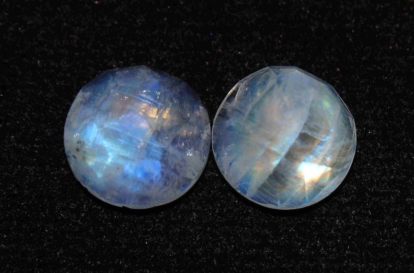 7.63 Cts Rainbow Moonstone: No Reserve! Title: 7.63 Cts Rainbow Moonstone Additional Information: Gemstone : Natural Rainbow Moonstone Shape and cut : Round Cut Weight : 7.63 Carats Measurements : 10x10 mm Color : Colourless Tra