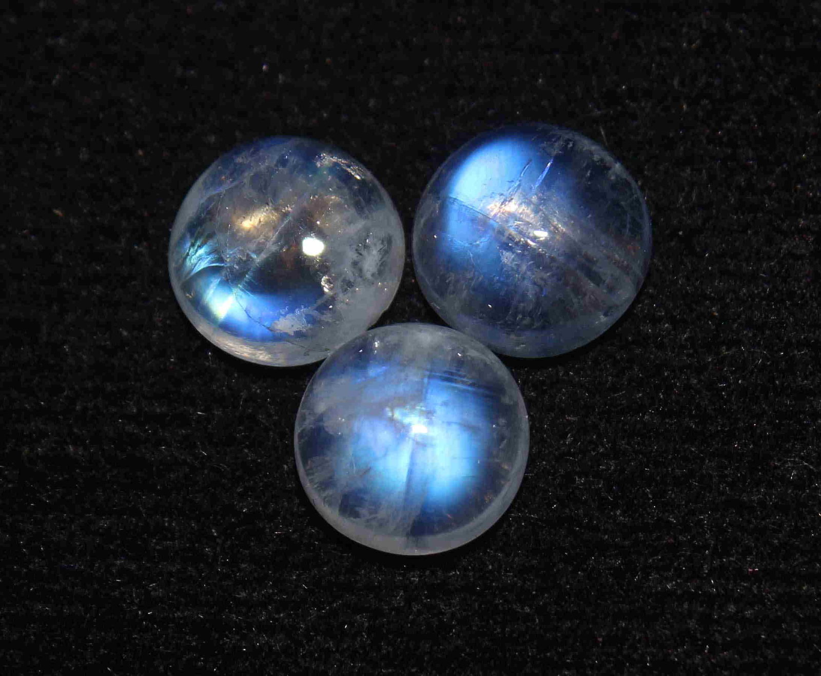5.75 Cts Natural Rainbow Moonstone Lot: No Reserve! Title: 5.75 Cts Natural Rainbow Moonstone Lot Additional Information: Gemstone : Natural Rainbow Moonstone Shape and cut : Round Cabchan Weight : 7.75 Carats Measurements : 8x8 mm Number O