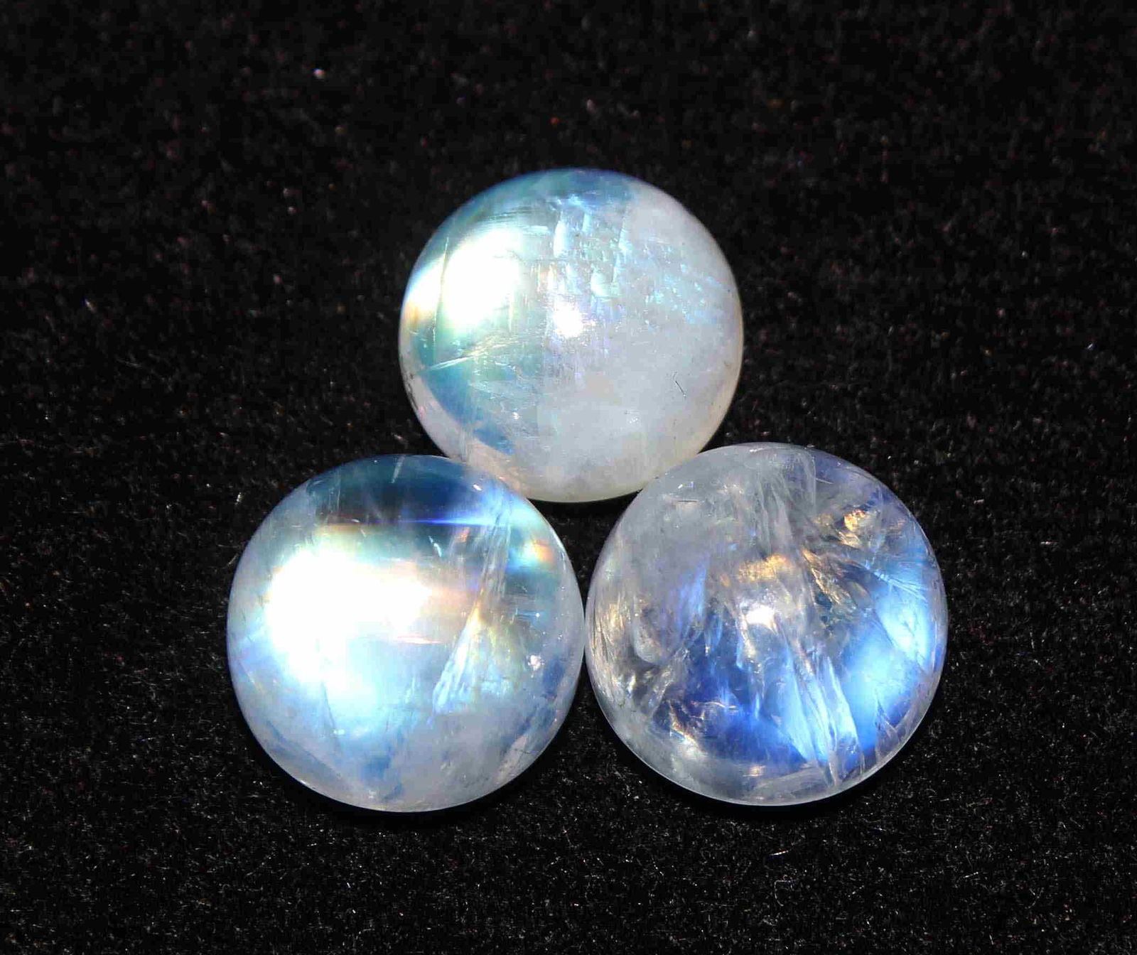 8.99 Cts Natural Rainbow Moonstone: No Reserve! Title: 8.99 Cts Natural Rainbow Moonstone Additional Information: Gemstone : Natural Rainbow Moonstone Shape and cut : Round Cabchan Weight : 8.99 Carats Measurements : 9x9 mm Color : Colo