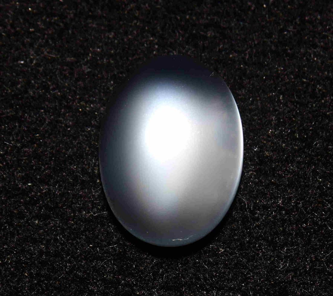 5.43 Cts Natural Moonstone: No Reserve! Title: 5.43 Cts Natural Moonstone Additional Information: Gemstone : Natural Moonstone Shape : Oval Cabochan Weight : 5.43 Carats Measurements : 12.50x9.44x6.02 mm Color : White Transpranc