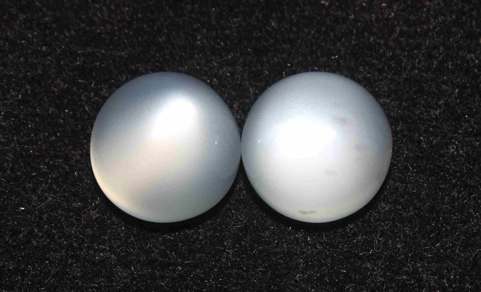 7.67 Cts Natural Moonstone Lot: No Reserve! Title: 7.67 Cts Natural Moonstone Lot Additional Information: Gemstone : Natural Moonstone Shape : Round Cabochan Weight : 7.67 Carats Measurements : 9x9 mm Color : White Number Of Stone :