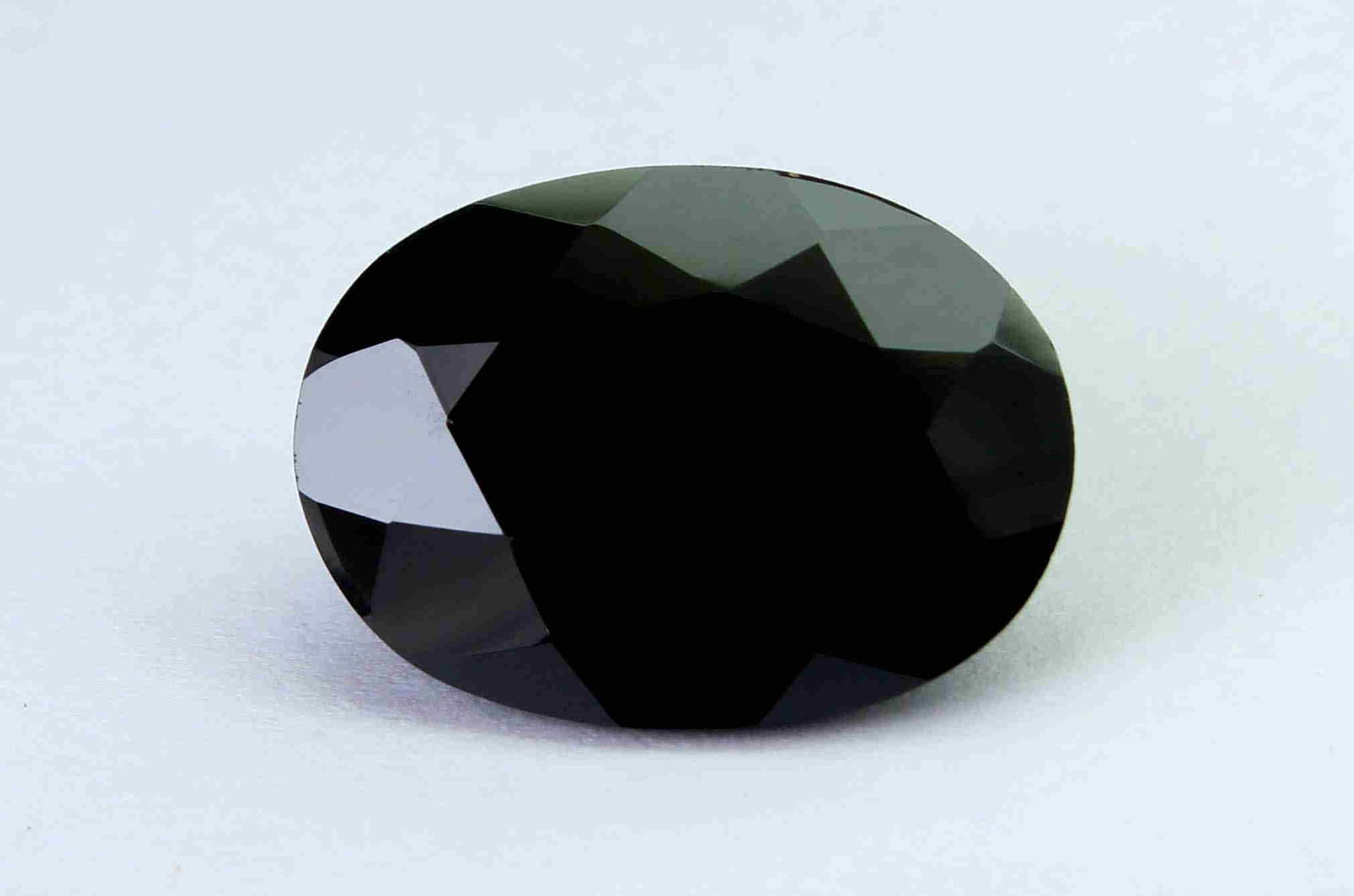 16.24 Cts Natural Black Spinel: No Reserve! Title: 16.24 Cts Natural Black Spinel Additional Information: Gemstone : Natural Black Spinel Shape and cut : Oval Cut Weight : 15.77 Carats Measurements : 18x13 mm Color : Black Transpran