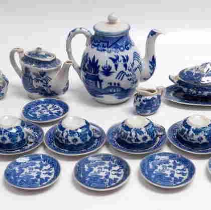 Miniature Tea Service in Japanese Porcelain (1 of 6)