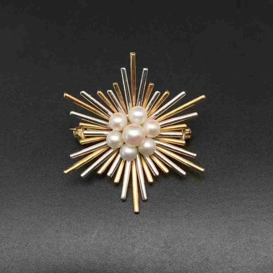 British Antique 9K Gold Pearl Brooch: Title: British Antique 9K Gold Pearl Brooch Materials: 9K Gold Additional Information: The antique 9 k Mosaic gold broochE: 5.3 gramsJinbiao cut down: 375Appearance in good condition, craft exquisite,